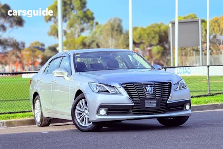 Silver 2015 Toyota Crown Sedan
