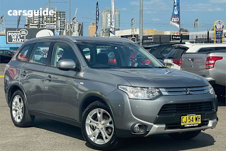 Grey 2014 Mitsubishi Outlander SUV ES 4X4