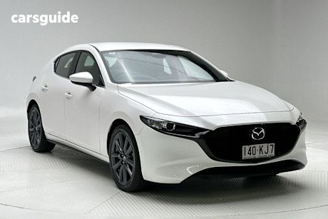 White 2024 Mazda Mazda3 Hatch G20 EVOLVE F