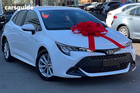 White 2024 Toyota Corolla Hatch ASCENT SPORT HYBRID F