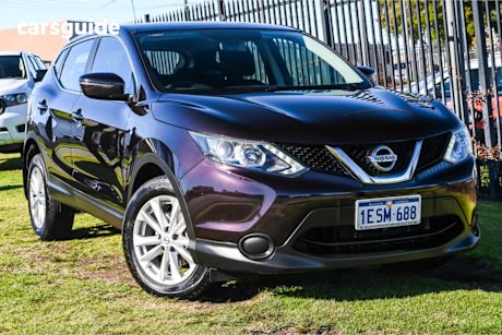 Black 2014 Nissan Qashqai SUV ST F