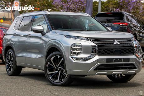 Silver 2025 Mitsubishi Outlander SUV PHEV EXCEED 4X4