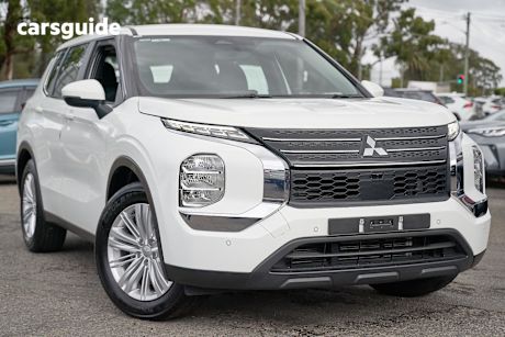 White 2024 Mitsubishi Outlander SUV ES F