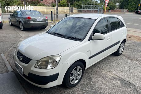 White 2009 Kia RIO Hatchback Lx