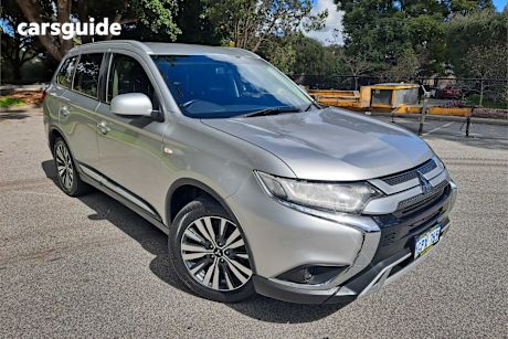 Silver 2018 Mitsubishi Outlander SUV ES 4X4