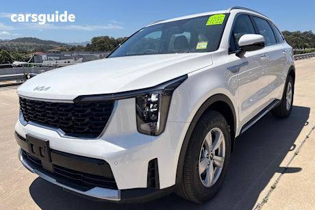 White 2024 Kia Sorento SUV S 4X4