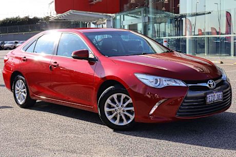 Red 2016 Toyota Camry Sedan ALTISE F