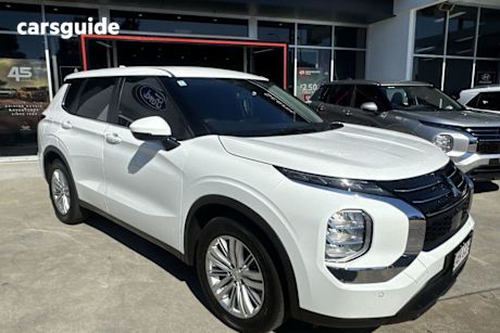 White 2023 Mitsubishi Outlander SUV ES F