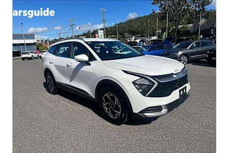White 2024 Kia Sportage SUV S F