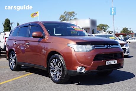 Bronze 2013 Mitsubishi Outlander SUV ASPIRE 4X4