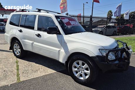 White 2010 Mitsubishi Pajero Wagon Platinum Edition