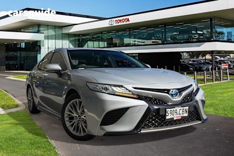 Silver 2019 Toyota Camry Sedan SL F