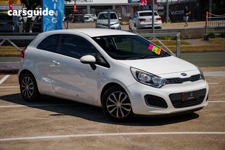 White 2014 Kia RIO Hatchback S