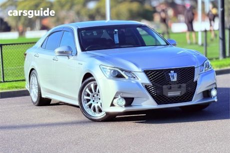 Silver 2014 Toyota Crown Sedan
