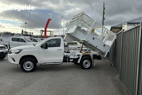 White 2016 Toyota Hilux Ute Tray SR 4X4