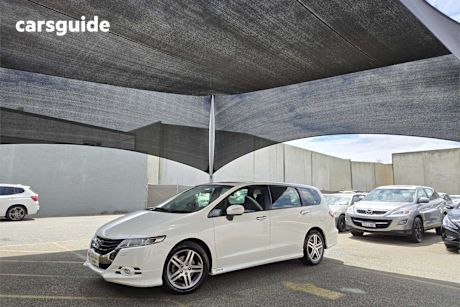 White 2011 Honda Odyssey SUV LUXURY F