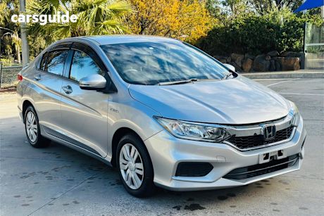 Silver 2018 Honda Grace Sedan HYBRID DX