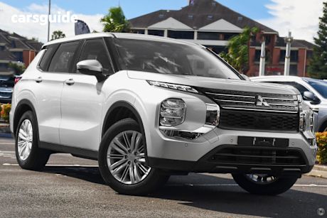 Silver 2024 Mitsubishi Outlander SUV ES F