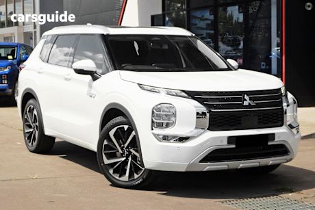 White 2025 Mitsubishi Outlander SUV PHEV EXCEED 4X4