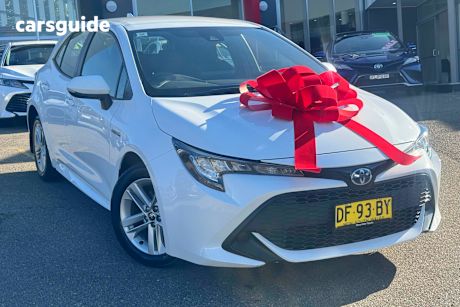 White 2022 Toyota Corolla Hatch ASCENT SPORT HYBRID F