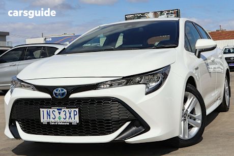 White 2018 Toyota Corolla Hatch ASCENT SPORT HYBRID F