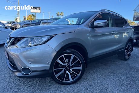 Silver 2015 Nissan Qashqai SUV TI F