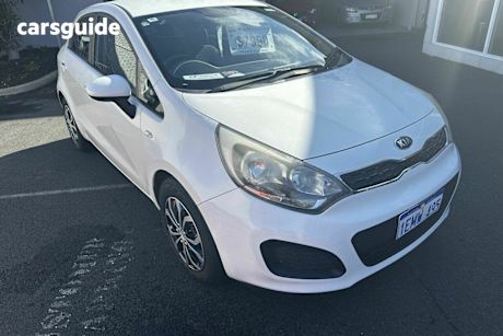 White 2014 Kia RIO Hatchback S