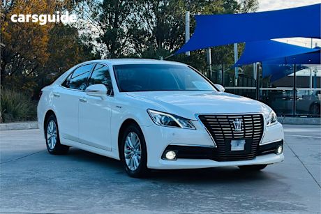 White 2015 Toyota Crown Sedan