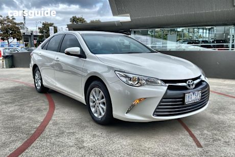 White 2015 Toyota Camry Sedan ALTISE F