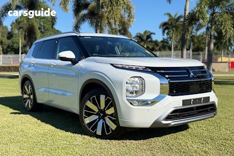 White 2025 Mitsubishi Outlander SUV EXCEED 4X4