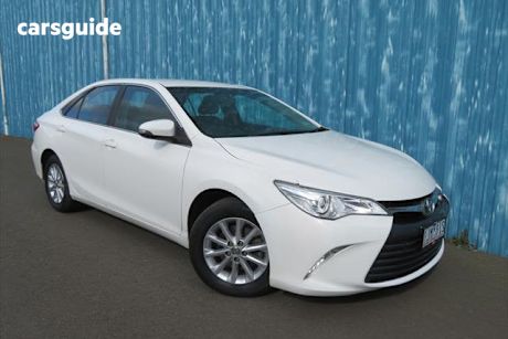 White 2016 Toyota Camry Sedan ALTISE F