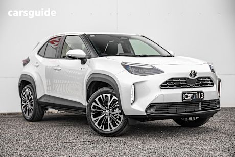 White 2024 Toyota Yaris Cross SUV URBAN 4X4