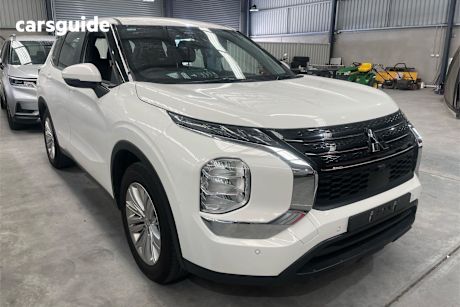 White 2023 Mitsubishi Outlander SUV ES F