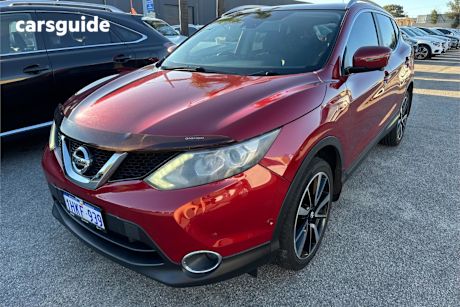 Red 2015 Nissan Qashqai Wagon Tl