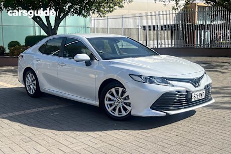 White 2018 Toyota Camry Sedan ASCENT F