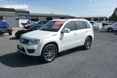 White 2015 Suzuki Grand Vitara Wagon Navigator (4X2)