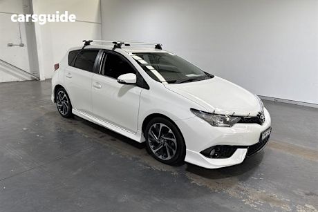 White 2017 Toyota Corolla Hatchback Sx