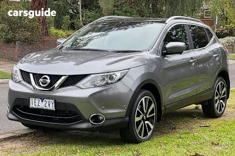 Grey 2015 Nissan Qashqai SUV TI F
