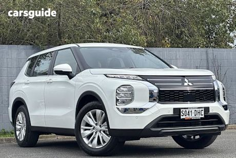 White 2025 Mitsubishi Outlander SUV ES F
