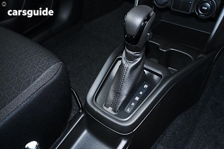 White 2025 Suzuki Swift Hatch HYBRID F