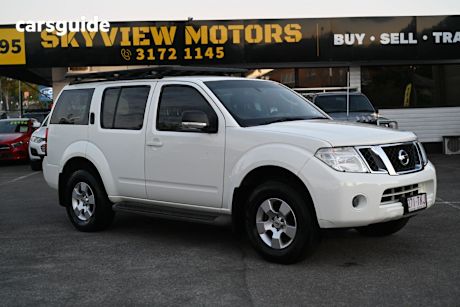 White 2013 Nissan Pathfinder SUV ST 4X4