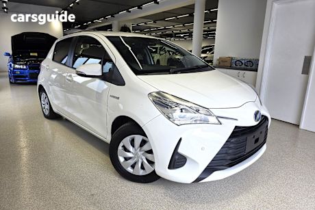 White 2019 Toyota Vitz Hatch HYBRID F 2WD NHP130 (ZX001295)