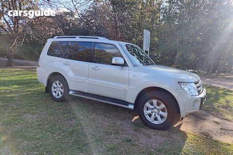 White 2010 Mitsubishi Pajero SUV PLATINUM 4X4