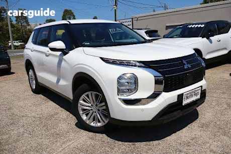 White 2024 Mitsubishi Outlander SUV ES F