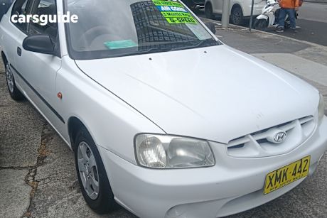 White 2001 Hyundai Accent Hatchback Gl