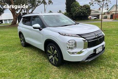 White 2025 Mitsubishi Outlander SUV ASPIRE 4X4