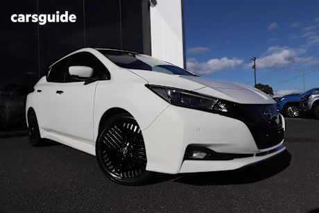 White 2023 Nissan Leaf Hatch F