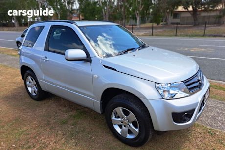 Silver 2017 Suzuki Grand Vitara Wagon Navigator (4X4)