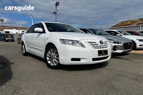 White 2009 Toyota Camry Sedan Altise