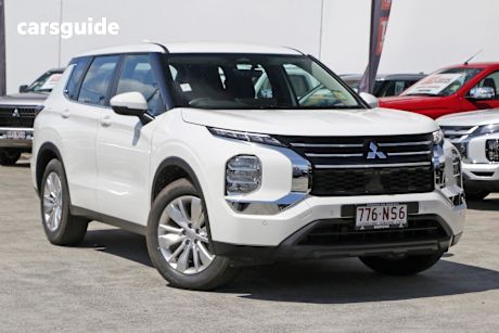 White 2025 Mitsubishi Outlander SUV ES F